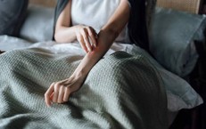 Ngứa da nhiều ban đêm cảnh giác với suy thận