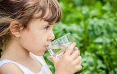 Cách tính lượng nước cần uống trong ngày cho trẻ em cực kỳ dễ nhớ