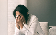 Lý do phụ nữ tiền mãn kinh dễ bị đau đầu