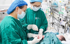 Bé trai ngoại quốc bị vàng da sơ sinh hiếm gặp được bác sĩ Việt cứu sống ngoạn mục