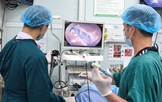 Cứ nghĩ bị trĩ, người phụ nữ bất ngờ phát hiện khối polyp lớn trong trực tràng