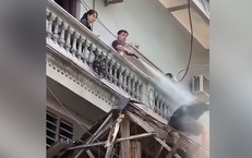Xác minh clip hàng xóm dùng vòi nước xịt thẳng vào người thợ đang tháo dỡ công trình