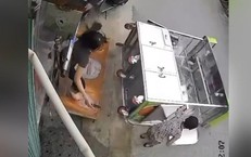 Vừa nghỉ hè, con trai đu quầy bán nước mới khai trương của mẹ vỡ tan tành 