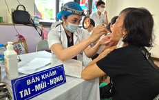 Người cao tuổi, người khuyết tật phấn khởi đi khám sức khỏe miễn phí ngay tại phường 