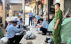 Bày bán công khai lượng lớn sản phẩm giả mạo nhãn hiệu nổi tiếng được bảo hộ
