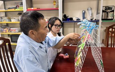Những người thầy thuốc lặng lẽ níu giữ niềm vui tuổi già
