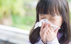 Vì sao trẻ dễ bị cảm lạnh trong mùa hè và cách chăm sóc đúng