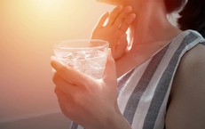 Nắng nóng đỉnh điểm, nhiều người uống nước đá sai cách mà không biết