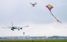Drone, diều xuất hiện gần sân bay, hàng chục chuyến bay phải dừng chờ
