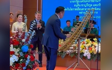 Thủ tướng Thái Lan gây bất ngờ khi chơi đàn T’rưng của Việt Nam