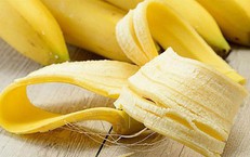 5 cách đơn giản dùng vỏ chuối dưỡng ẩm tóc khô xơ tại nhà