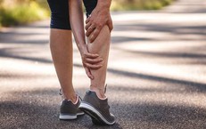 Đi bộ một đoạn lại đau bắp chân: Dấu hiệu cảnh báo bệnh mạch máu nguy hiểm