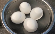 Có nên ngâm trứng vào nước lạnh sau khi luộc?