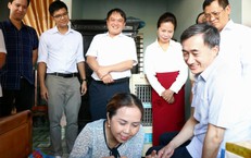 Thứ trưởng Bộ Y tế Trần Văn Thuấn thăm Mẹ Việt Nam Anh hùng, trao tặng quà bệnh nhân ung thư ở Huế