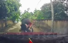 Vừa lái xe vừa mải xem điện thoại, người đàn ông lao thẳng vào đầu ô tô