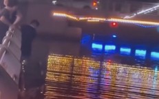 Trung úy Học viện Cảnh sát cứu 2 người đuối nước ở hồ Văn Lang