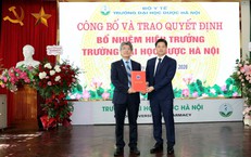 Thứ trưởng Thường trực Vũ Mạnh Hà trao quyết định bổ nhiệm Hiệu trưởng Trường Đại học Dược Hà Nội