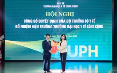 Bộ trưởng Bộ Y tế Đào Hồng Lan trao quyết định bổ nhiệm Hiệu trưởng Trường Đại học Y tế Công cộng