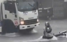 Mưa lớn biến quốc lộ thành dòng sông, nam thanh niên suýt gặp nạn vì dòng chảy xiết
