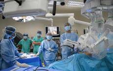 Mổ u phổi và nạo hạch ở cả hai bên lồng ngực chỉ trong một ca mổ