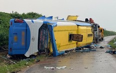 Thủ tướng yêu cầu làm rõ nguyên nhân vụ lật xe khách khiến 4 người tử vong