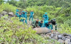 Bom 350kg còn nguyên kíp nổ lộ ra khi đào móng nhà