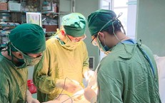 Cứu sống sản phụ sốc mất máu do vỡ thai góc sừng tử cung ở tuần 21