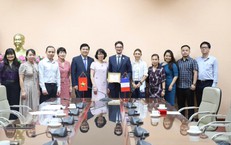 Bộ Y tế trao tặng Kỷ niệm chương 'Vì sức khỏe nhân dân' cho Tùy viên Hợp tác Y tế, Đại sứ quán Cộng hòa Pháp tại Việt Nam
