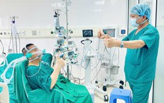 Mang bình oxy đi từ Nam ra Bắc tìm sự sống, người đàn ông 59 tuổi được hồi sinh từ nghĩa cử của cô gái 22 tuổi