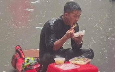 Khoảnh khắc người lính cứu hỏa ăn vội hộp cơm giữa trời mưa bão khiến hàng triệu người xúc động