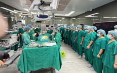Người con nghẹn ngào ký đơn hiến tạng của cha: 'Nếu bố không thể ở lại, xin hãy để một phần của bố tiếp tục sống...'