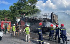 Xe tải bốc cháy dữ dội trên Quốc lộ 1A đoạn qua TP Huế