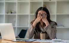 Khi đôi mắt dân công sở bị 'bào mòn' bởi ánh sáng xanh và máy lạnh