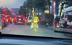 Bé trai sinh năm 2023 bị lồng ruột được CSGT Hà Nội mở đường đến viện trong 'thời gian vàng'