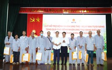 Thứ trưởng Bộ Y tế Trần Văn Thuấn thăm, động viên người bệnh ung thư tại Bắc Ninh
