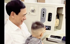 Cậu bé vô tư chạy đến đòi được bế, mẹ ‘đứng hình’ khi nhận ra người ôm con là Đại tướng Phan Văn Giang