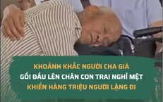 Người cha già nằm gối đầu lên chân con trai giữa đường, khoảnh khắc bình dị chạm đến trái tim