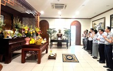Thứ trưởng Bộ Y tế Nguyễn Thị Liên Hương dâng hương tri ân anh hùng, liệt sĩ GS.BS Đặng Văn Ngữ