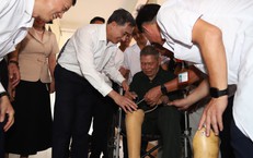Xúc động trao những chiếc chân giả được 'đo ni đóng giày' cho thương binh
