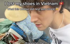 Cô ve chai cùng chàng trai Tây đi tìm đôi giày thất lạc suốt 40 phút, cái kết khiến hàng triệu người ấm lòng