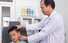 Que tre đâm xuyên vành tai bé trai 6 tuổi