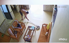Đang nằm nghe tiếng ‘bịch’, người phụ nữ hoảng hồn thấy rắn hổ trâu rơi từ điều hòa xuống phòng ngủ