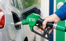 Giá xăng giảm, E10RON95 còn 20.003đ/lít