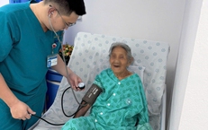 Cứu sống cụ bà 99 tuổi bị nhồi máu cơ tim cấp nhờ 'báo động đỏ' liên viện