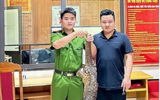 Đang đi taxi thấy tê tê bò trên đường, người dân bắt giao nộp cho Công an
