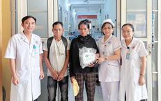 Y bác sĩ góp tiền hỗ trợ bệnh nhân nghèo người Lào