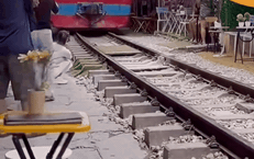 Clip tàu hỏa va chạm với 1 phụ nữ ở phố đường tàu Văn Miếu