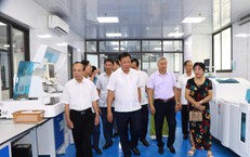 Thứ trưởng Bộ Y tế Đỗ Xuân Tuyên làm việc tại Trung tâm Kiểm soát bệnh tật Hưng Yên