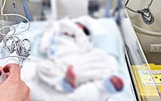 Bé trai 3 ngày tuổi sốt cao, mê man, kịp đến viện sau lời cầu cứu CSGT của bố mẹ
