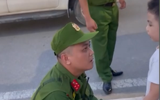 Ấm lòng khoảnh khắc Cảnh sát 113 giúp bé trai 4 tuổi đi lạc tìm về gia đình